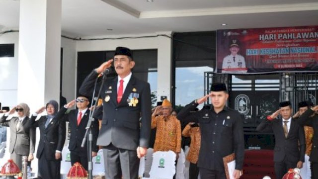 Pemkab Sinjai menggelar upacara Peringatan Hari Pahlawan yang dirangkaikan dengan Hari Kesehatan Nasional Ke- 60 Tahun 2024