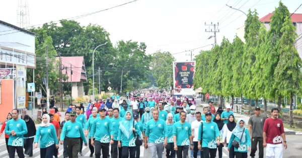 Pj Bupati Sinjai Ikuti Gerak Jalan Santai Bersama Ribuan Nakes di Sinjai