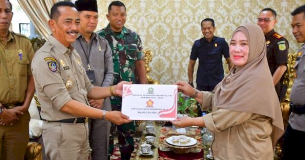 Pj Bupati Sinjai Salurkan Bantuan Keuangan untuk Parpol Peraih Kursi