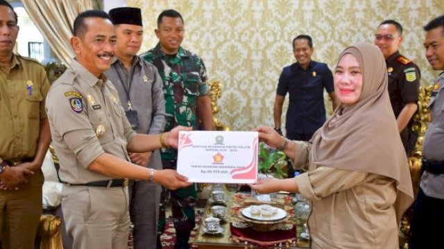 Pj Bupati Sinjai Salurkan Bantuan Keuangan untuk Parpol Peraih Kursi