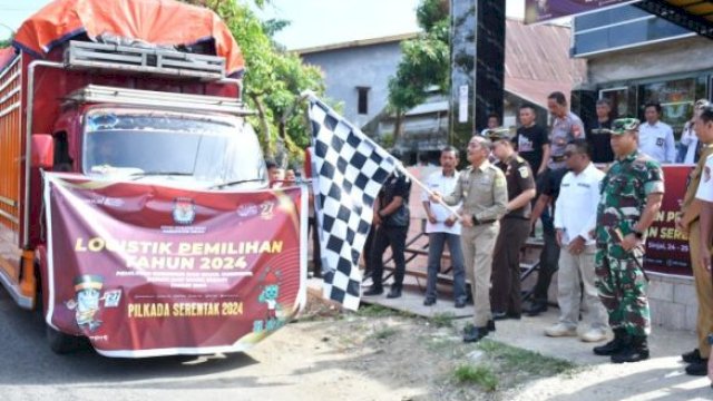 Pj) Bupati Sinjai, Andi Jefrianto Asapa, didampingi Ketua KPU Sinjai, Muhammad Rusmin, saat melepas logistik pilkada serentak 2024