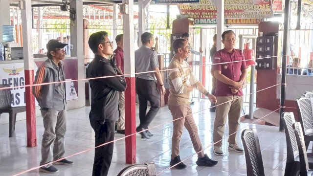 Pj Bupati Sinjai Andi Jefrianto Asapa melakukan pemantauan proses pencoblosan bagi WBP Rutan Kelas IIB Sinjai di TPS 901 Biringere ||Ist 