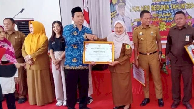 Pemkab Sinjai raih dua penghargaan di Hari AIDS Sedunia Sulsel 2024 atas dedikasi dan suksesnya program Test and Treat HIV ||Ist 