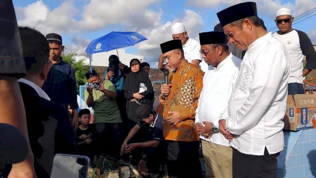 Wakil Ketua DPD RI, Tamsil Linrung (batik kuning) hadiri langsung pemakaman Arqam Azikin, Senin (2/12). 