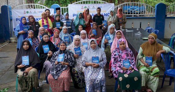 DT Peduli dan Kemenag Makassar Serahkan Buku Panduan Mengaji di Pulau Lakkang