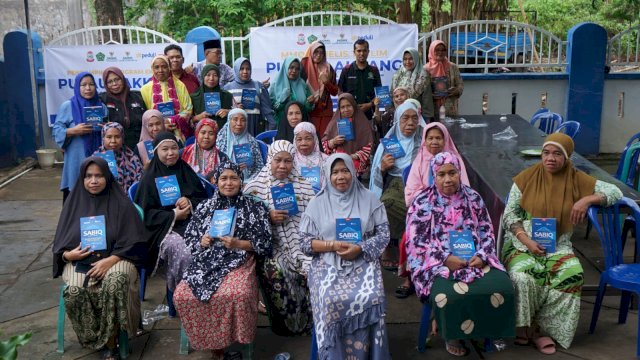 DT Peduli dan Kemenag Makassar Serahkan Buku Panduan Mengaji di Pulau Lakkang