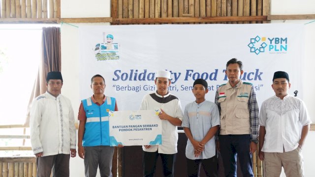 YBM PLN UID Sulselrabar Dukung Kesejahteraan Santri Pesantren Ashabul Jannah Lewat Solidarity Food Truck