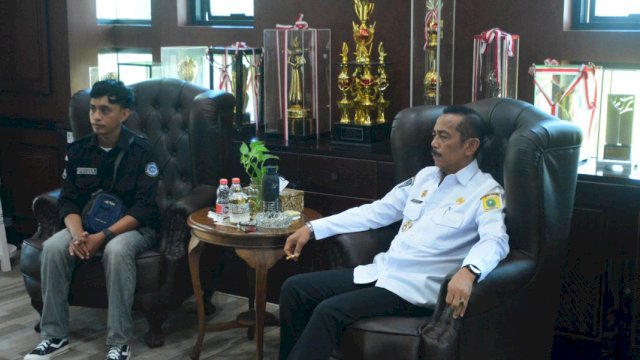 Pj Bupati Sinjai Andi Jefrianto Asapa menerima audiensi Unit Kegiatan Mahasiswa (UKM) Seni dan Olahraga Universitas Islam Ahmad Dahlan (UIAD) Sinjai ||Ist 