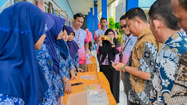 Kadis Pendidikan Sinjai, Irwan Suaib meninjau stand di Bazar Kewirausahaan Proyek P5 di SMPN 1 Sinjai ||Ist 