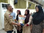 Wujud Kepedulian, Pj Bupati Sinjai Serahkan Bantuan Sembako ke Keluarga PPKS