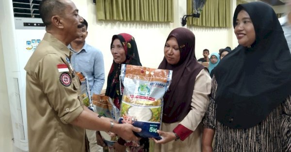 Wujud Kepedulian, Pj Bupati Sinjai Serahkan Bantuan Sembako ke Keluarga PPKS