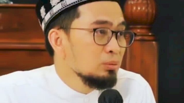 Ustadz Adi Hidayat. 