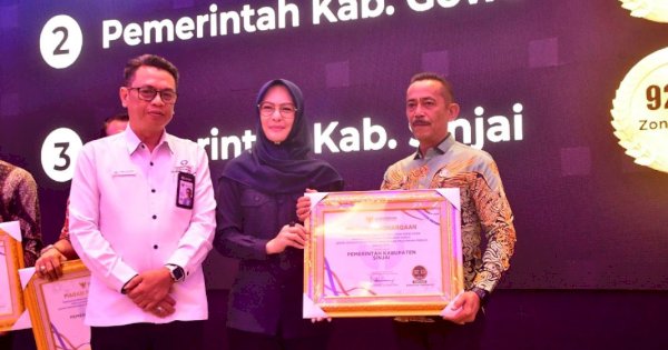 Pj Bupati Sinjai Terima Penghargaan Dari Ombudsman RI