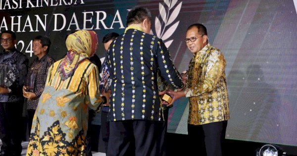 Kemendagri-Tempo Ganjar Wali Kota Makassar Danny Pomanto Penghargaan