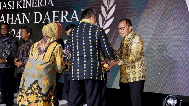 Kemendagri-Tempo Ganjar Wali Kota Makassar Danny Pomanto Penghargaan
