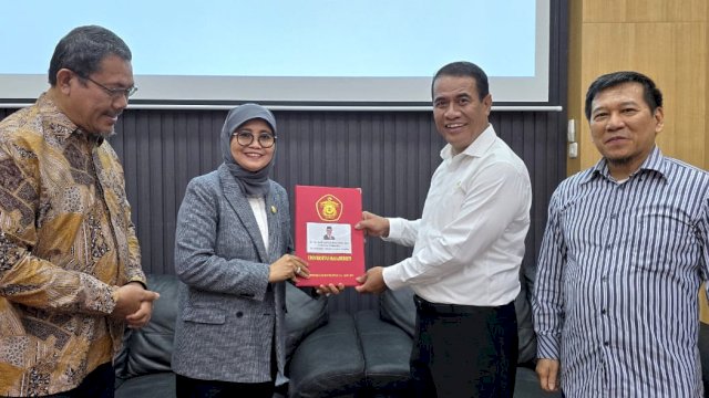 Mentan Amran Peroleh Kenaikan Pangkat Lektor Kepala Universitas Hasanuddin