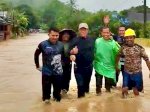 Terjebak Macet Akibat Longsor, Mentan Amran Turun Jalan Kaki Hingga Terobos Banjir