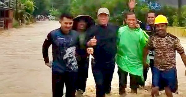 Terjebak Macet Akibat Longsor, Mentan Amran Turun Jalan Kaki Hingga Terobos Banjir