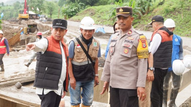 Pj Bupati Jeneponto, Dr. Reza Faisal, bersama tim pemerintah daerah meninjau lokasi kerusakan irigasi Kareloe akibat banjir, Minggu, 22 Desember 2024. ||humas 