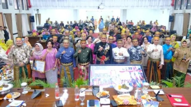 Bupati Gowa Adnan Purichta Ichsan bersama Wakil Bupati Rauf Malaganni berfoto bersama anggota DPRD Gowa usai rapat paripurna DPRD ||humas 