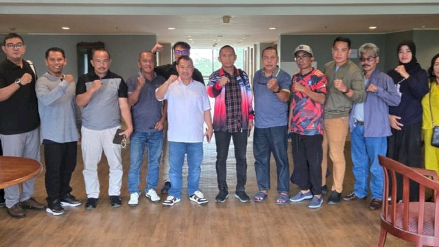 H.surianto pakai kaos putih didampingi oleh 15 pengprov yg hdr di jakarta setelah menghadap kabid.organisasi KONI pusat tgl.19 Desember 2024. 