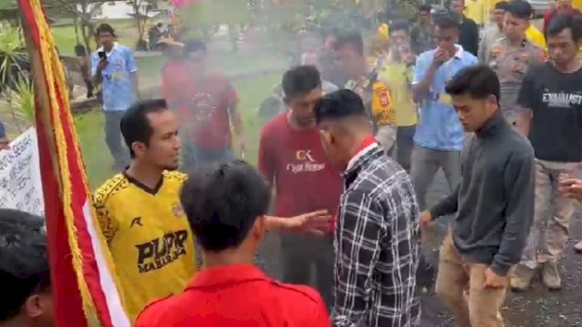 Sejumlah peserta aksi dari GMNI dan warga Desa Terasa saat menyampaikan aspirasi perbaikan jalan di halaman kantor PUPR Sinjai