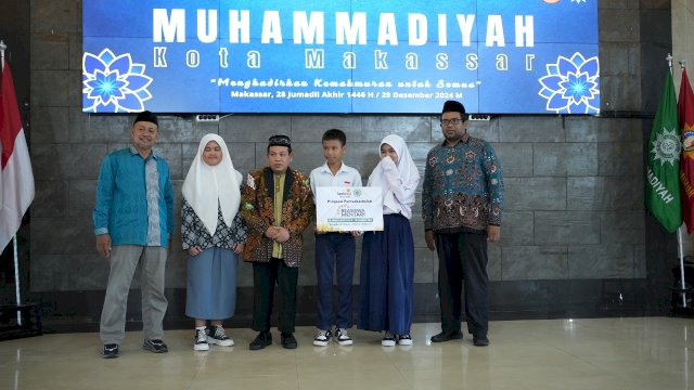 Wujud Kepedulian, Lazismu Makassar Salurkan Beasiswa untuk 121 Siswa