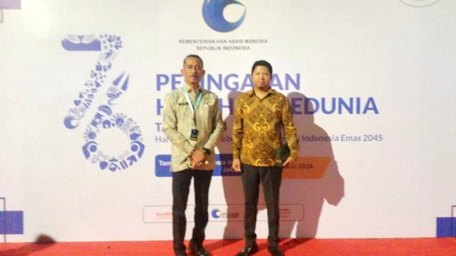 Pj Bupati Sinjai Andi Jefrianto Asapa di dampingi Analis Hukum Ahli Muda Setdakab Sinjai, Muhammad Taslim, usai menerima penghargaan di Hari HAM di Jakarta ||Ist 