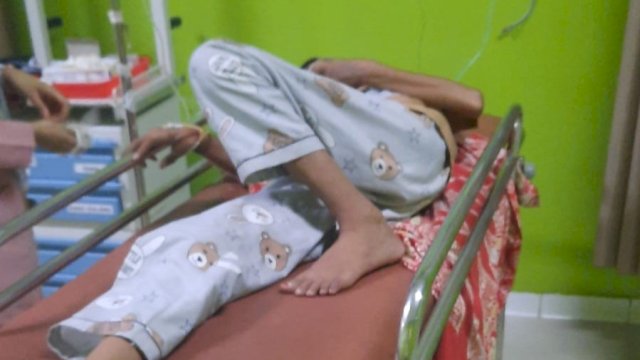 Kondisi pasien darurat asal Pulau IX yang tidak mendapatkan pelayanan dikarenakan tidak adanya dokter yang tugas do RSUD Sinjai saat akhir pekan ||foto:irman_hariannews