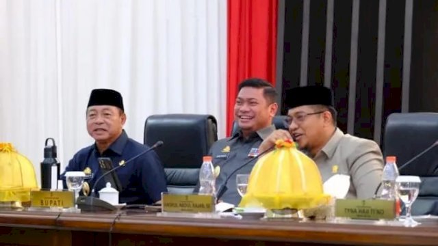 Bupati Gowa Adnan Purichta Ichsan berbicara dalam Rapat Paripurna DPRD Gowa terkait RPJPD 2025-2045, didampingi Wakil Bupati, Sekda, dan pimpinan SKPD ||humas 