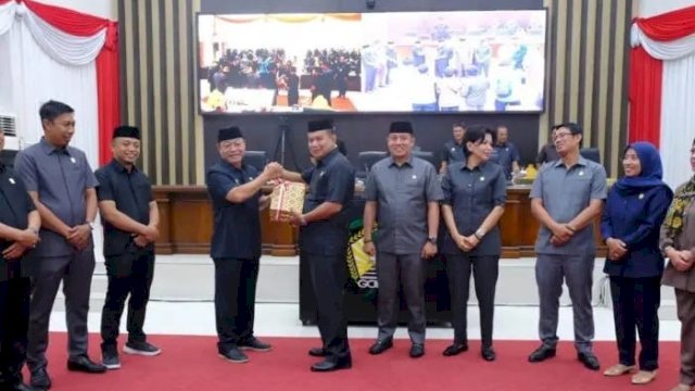 Wakil Bupati Gowa, Abd Rauf Malaganni, menyerahkan Ranperda APBD 2025 kepada DPRD Kabupaten Gowa di Ruang Rapat Paripurna ||humas 