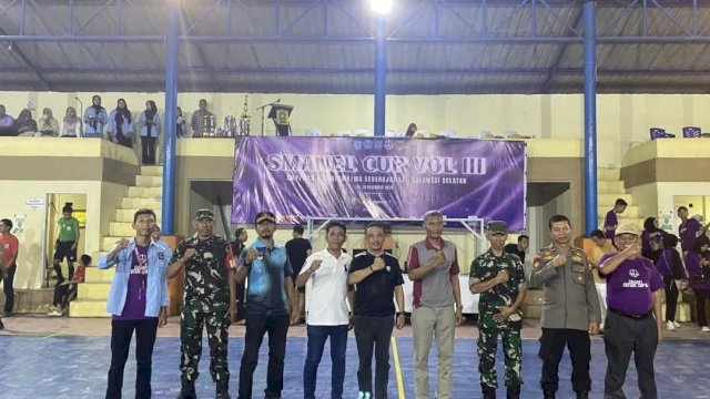 Kadispora Sinjai Hasir Ahmad mewakili Pj Bupati Sinjai Andi Jefrianto membuka Turnamen Futsal SMANEL CUP Vol 3 ||Ist 