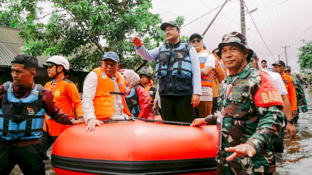 Mensos Saifullah Yusuf Tinjau Korban Banjir, Salurkan Bantuan Rp5,4 Miliar untuk Sulsel