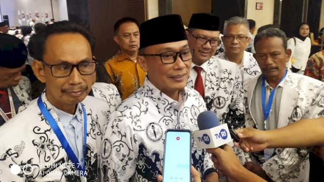 Prof. Zudan Arif Fakrulloh, Pj Gubernur Sulawesi Selatan, usai membuka Konferensi Provinsi PGRI Sulsel di Hotel Claro Makassar, Rabu (04/12/2024).