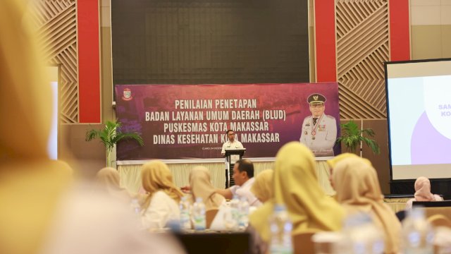 Penjabat Sekretaris Daerah Kota Makassar, Irwan Adnan, memberikan sambutan dalam acara Penilaian Penetapan BLUD Puskesmas Kota Makassar di Hotel Claro, Kamis (04/12/2024).