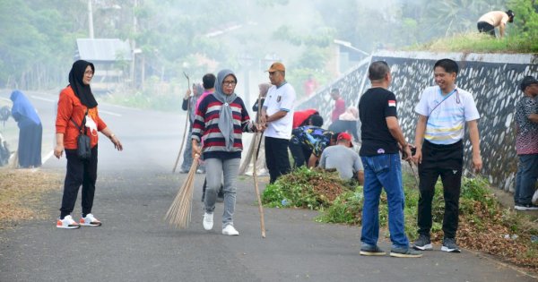 Ciptakan Lingkungan yang Bersih, Pj Sekda Sinjai Beserta Jajarannya Lakukan Kerja Bakti