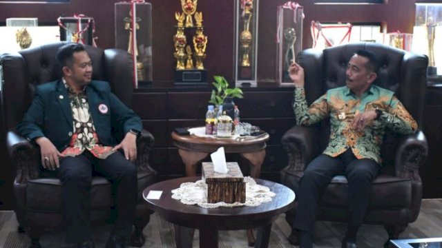 Pj. Bupati Sinjai, Andi Jefrianto Asapa (batik) berbincang dengan Ketua IDI Sinjai, dr. H. Kahar Anies