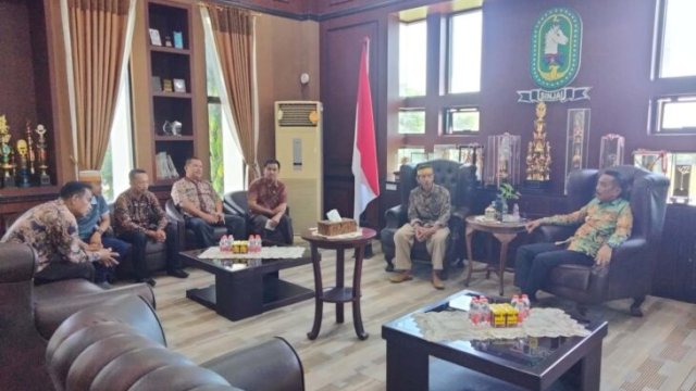 Pj. Bupati Sinjai, Andi Jefrianto Asapa (kanan) saat menerima panitia pelaksana pesta adat Mappogau Sihanua. ||Ist