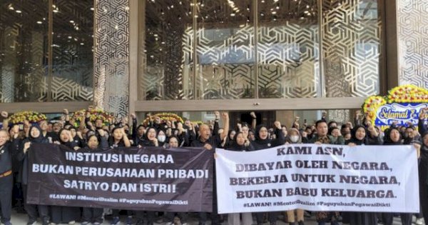 Geger ASN Demo di Kemendiktisaintek: Dipenuhi Karangan Bunga #LawanMenteriDzalim