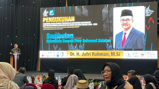 Sekda Sulsel Jufri Rahman saat membawakan sambutan pada pengukuhan pengurus BKP KM Bulukumba di Hotel Swiss Bellin Panakkukang. (Foto: Gita/HN)