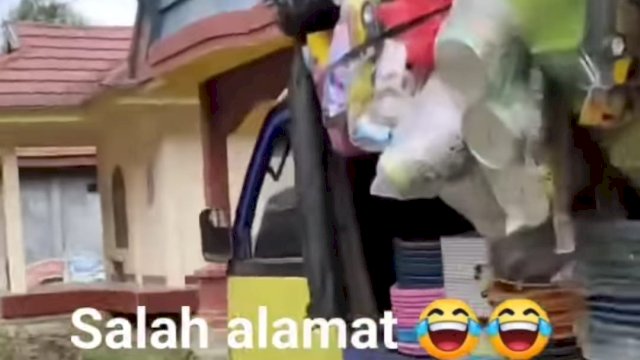 Viral di medsos, pedagang perabot salah masuk kompleks jualan. Foto: tangkapan layar