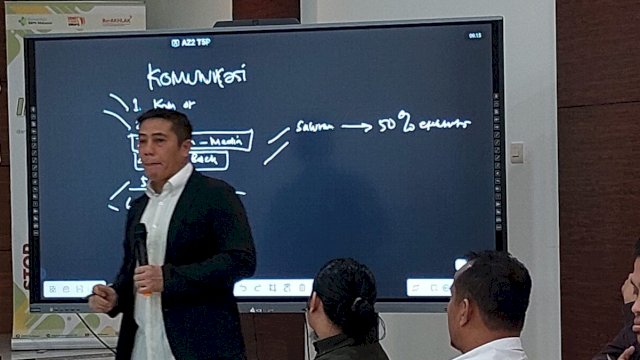 Legislator RI Fraksi PKB, Syamsu Rizal MI saat membawakan materi di upgrading pengrus Patelki Sulsel, Minggu (12/1). 