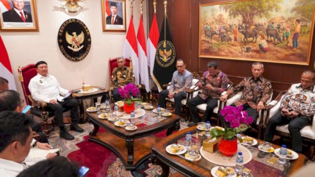 Menko Polhukam Budi Gunawan dan Ketua KPK Setyo Budiyanto bersama pimpinan KPK saat membahas strategi pemberantasan korupsi di Kantor Kemenko Polhukam, Jakarta, Kamis (16/1) ||X@KPK_RI