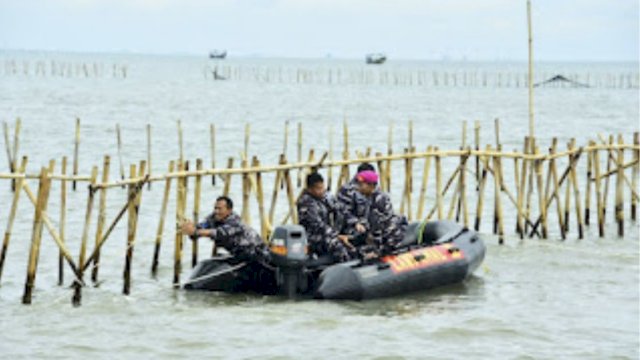 Personel TNI AL membongkar pagar bambu di perairan Tangerang, memulihkan akses bagi nelayan yang sebelumnya terhambat aktivitas melaut || X@pakmul63