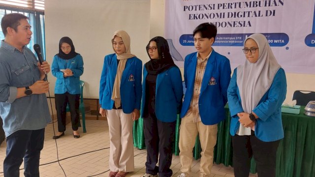 Ketua PMI Makassar mengukuhkan Satgas Donor Darah di STIKI Makassar, Sabtu (25/1). Dok. HN