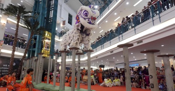 Parade Barongsai Meriahkan Imlek 2025 di MaRI dan NIPAH PARK