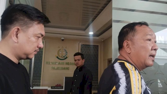 Kepala Kejaksaan Negeri Sumsel, Hutamrin (jersey Juventus) saat melakukan operasi tangkap tangan di Kantor Disnakertrans. Jumat (10/1/2025) kemarin. Foto: ANTARANEWS