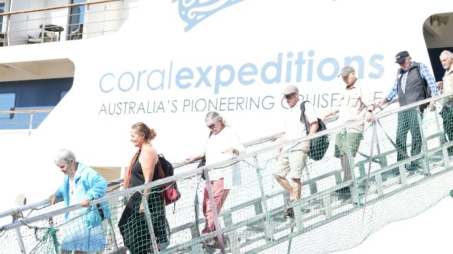 Penumpang kapal pesiar turun di Pelabuhan Makassar, Kamis (9/1). Dok. Pelindo