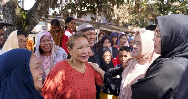 Peduli Korban Kebakaran di Madello, Bupati Barru Terpilih Bagikan Bantuan