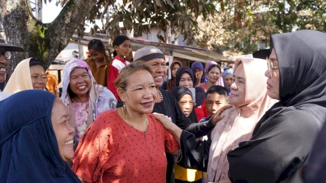 Peduli Korban Kebakaran di Madello, Bupati Barru Terpilih Bagikan Bantuan